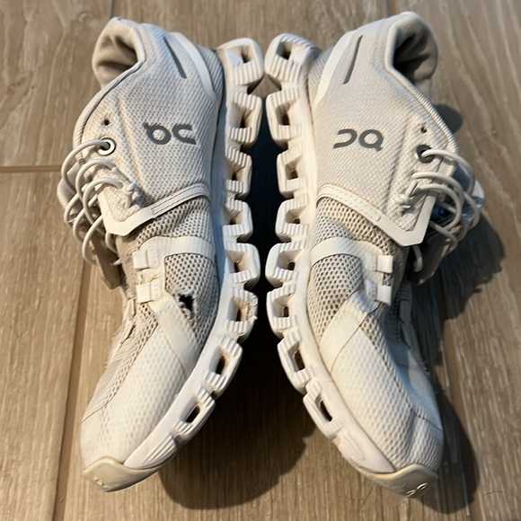 On CLOUD | Well-loved On Cloud Gym Shoes | Box Included | White | Size 7.5 - Picture 2 of 7